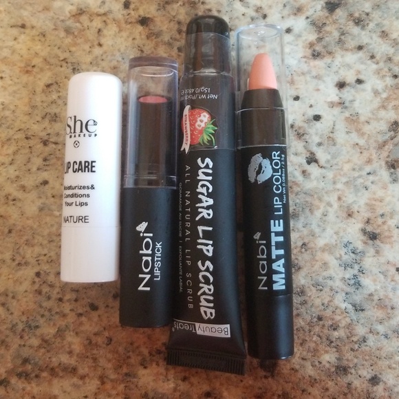 Makeup - Picture 1 of 1